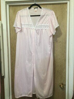 Vintage Vanity Fair button front house coat so pretty with lace details size M